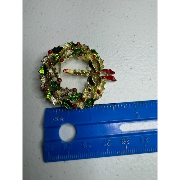 Gerry's Christmas Wreath Brooch Gold Tone Red Green With Candle and Bow Vintage - Picture 6 of 6